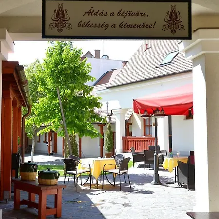 Servita Udvarhaz Bed & Breakfast