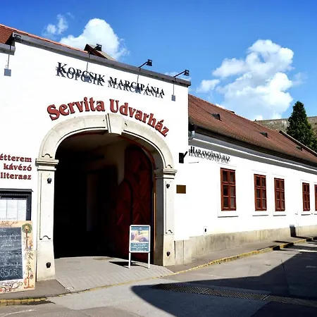 Servita Udvarhaz Eger