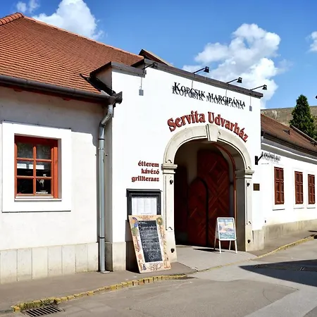 Servita Udvarhaz Bed & Breakfast Eger