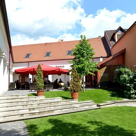 Servita Udvarhaz Bed & Breakfast *