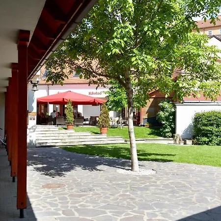 Servita Udvarhaz Bed & Breakfast Eger