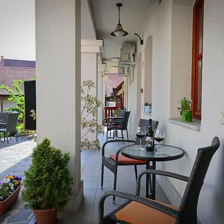 Servita Udvarhaz Couette-café 3*