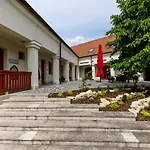 Servita Udvarház