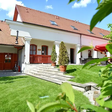 Servita Udvarház Bed & Breakfast