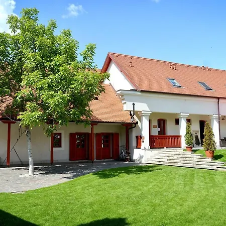 Servita Udvarház