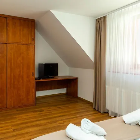 Servita Udvarhaz 3*