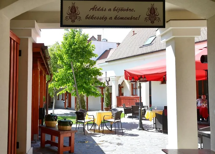 Servita Udvarhaz Couette-café
