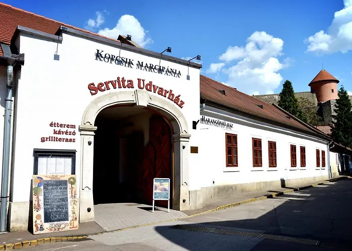 Servita Udvarhaz Eger