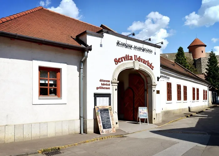 Servita Udvarhaz Couette-café Eger