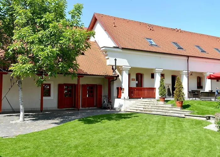 Servita Udvarhaz Couette-café 3*