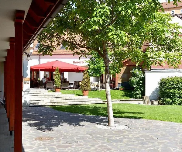Servita Udvarhaz Couette-café Eger
