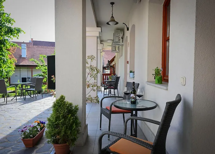 Servita Udvarhaz Couette-café 3*